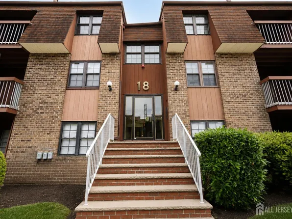 207 Sierra Ct #A, Woodbridge, NJ 07095