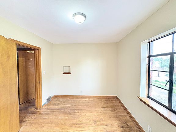 5th image of 324 Moss St