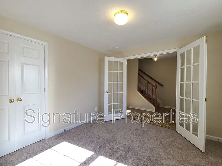 106 Regina Ln — Photo 4