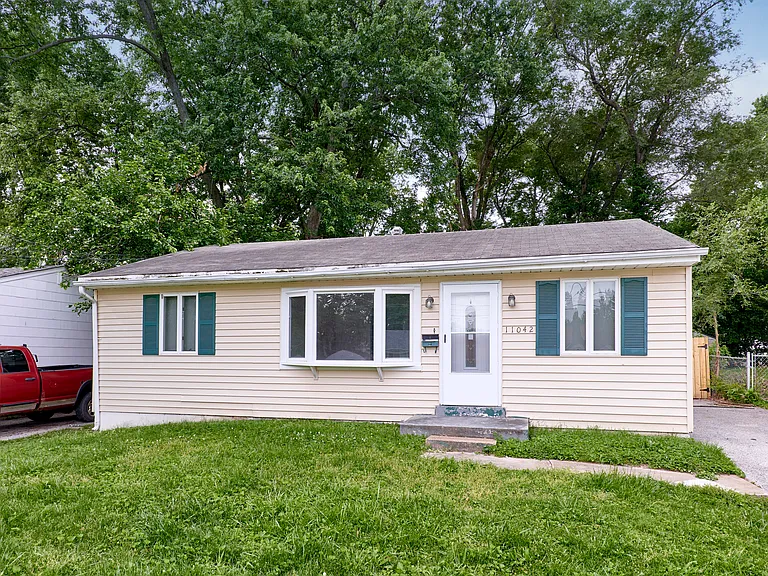 11042 Florence Ave — Photo 2