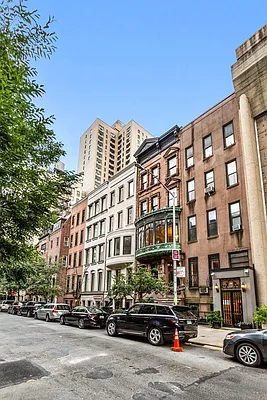 Rented by Luxian International Realty LLC | media 82