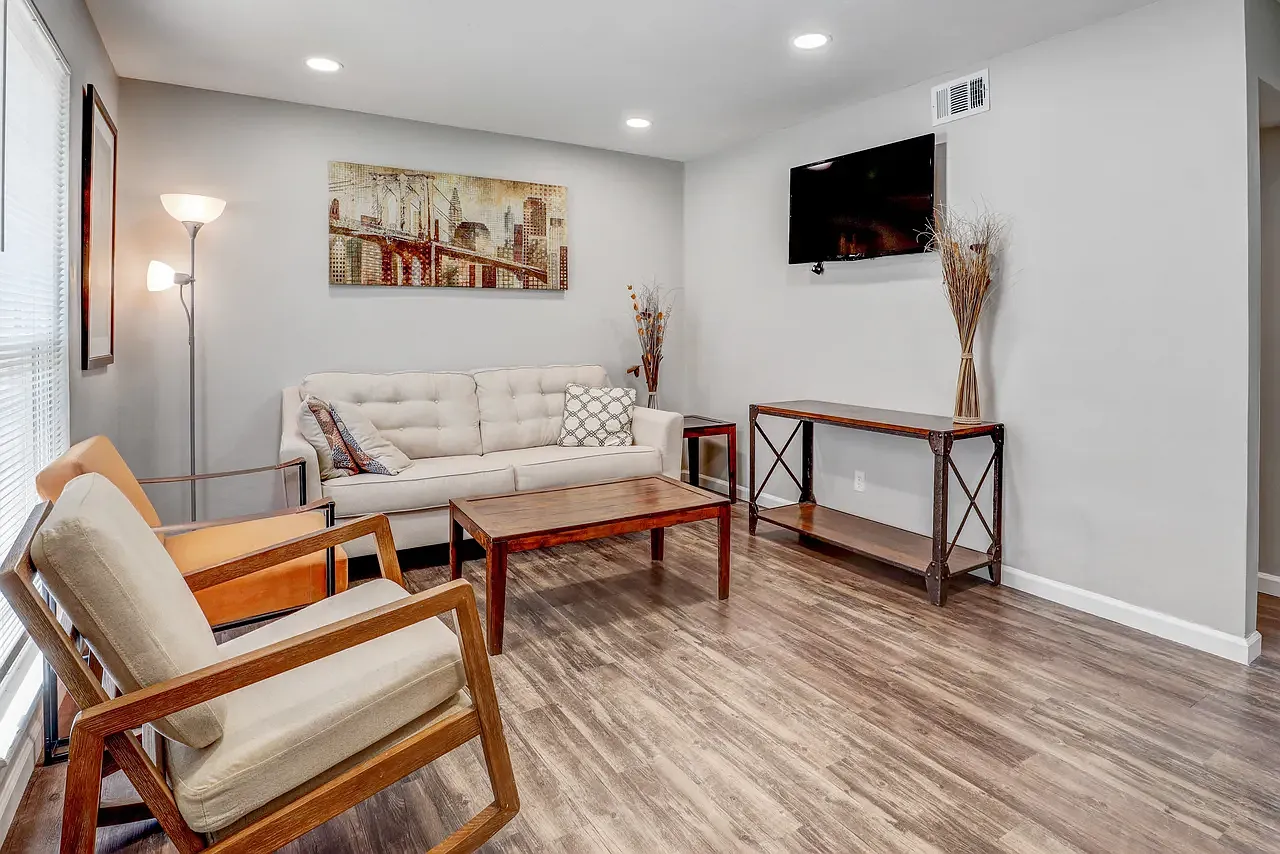 3 bed, 1.5 bath, 1044 sqft, $3,045 — Photo 3