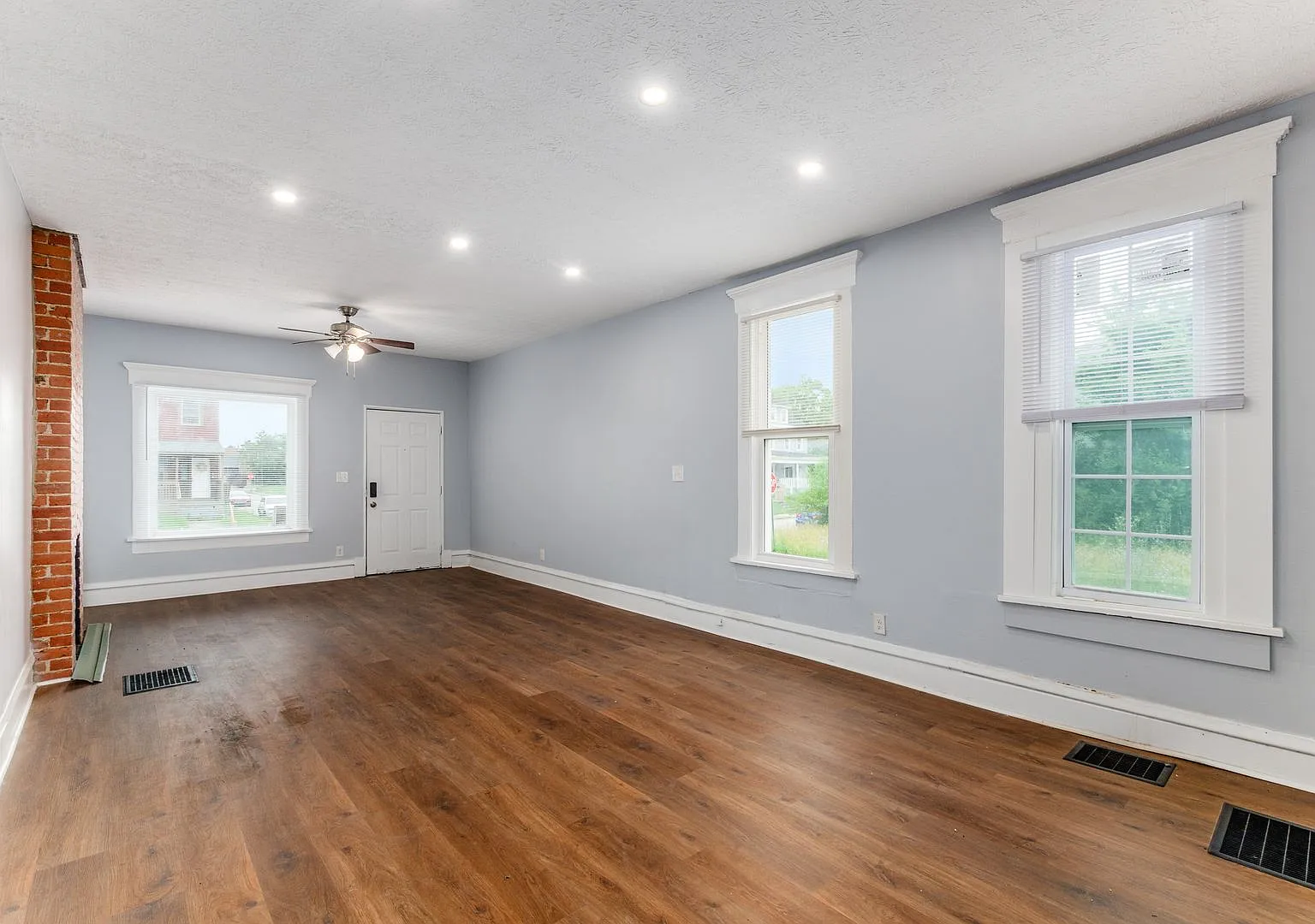 370 N Garfield Ave — Photo 3