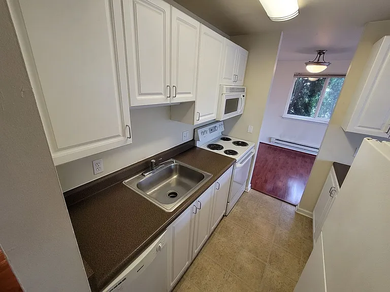Russell/Central Park in the Heart of Ballard — Photo 93