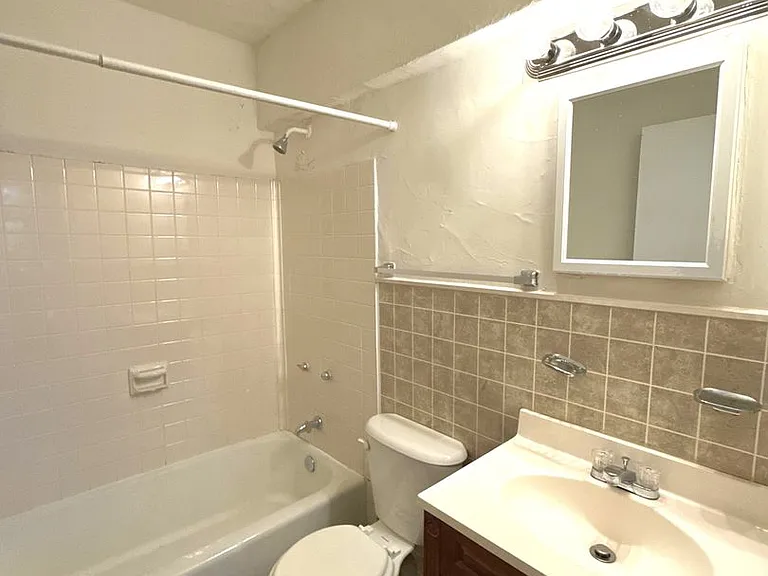A0432-Kirkland Apts — Photo 17