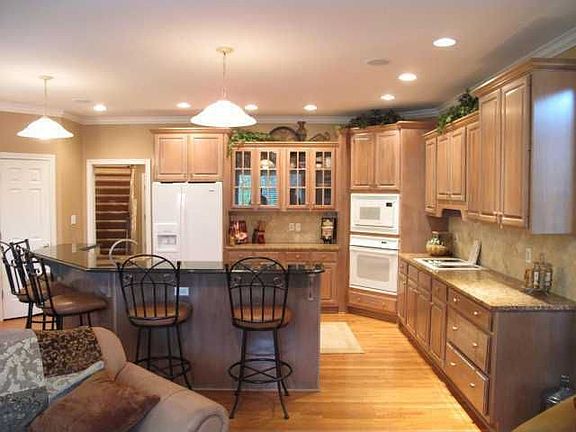 Kitchen w/Granite, Hardwood, Center Island