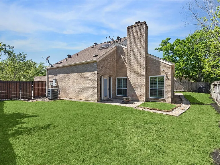 1311 Ambergate Dr — Photo 32