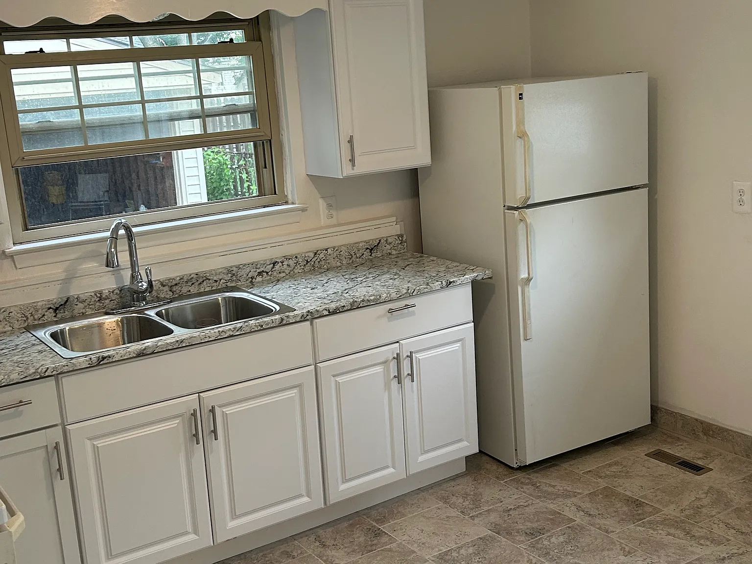 3 bed, 980 sqft, $1,650 — Photo 2