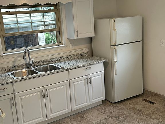2nd image of 4647 Merrick St