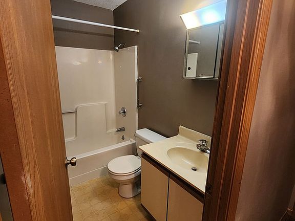 5th image of 1005 W Cherry St #B