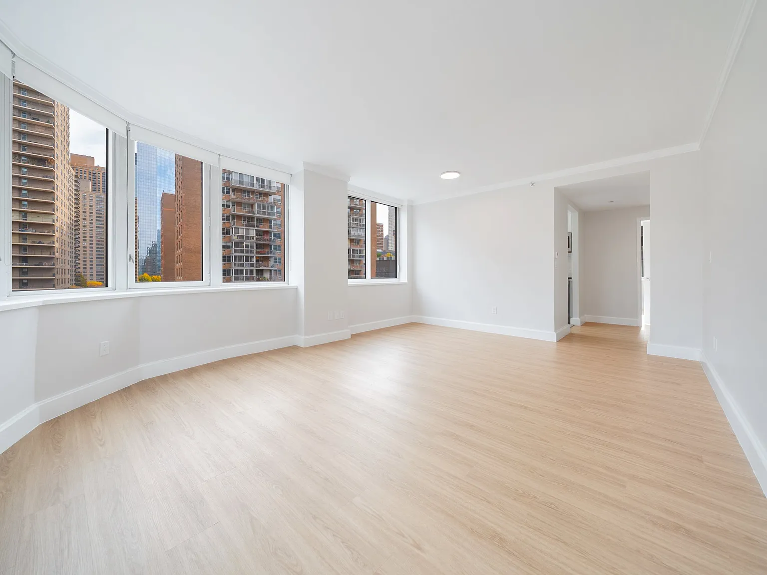 140 Riverside Boulevard — Photo 3