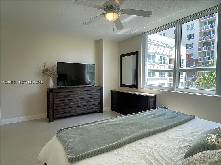 2000 N Bayshore Dr #525 — Photo 22
