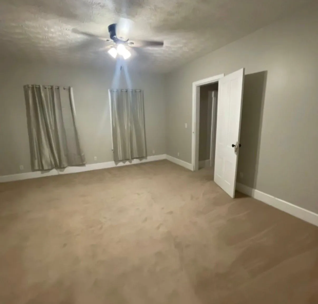4 bed, 2.0 bath, 2300 sqft, $1,300 — Photo 4