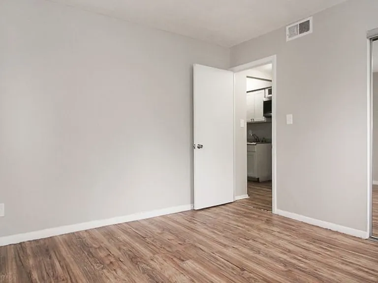 14918 Milverton Rd — Photo 6