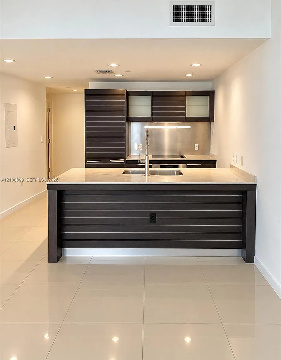 Epic West Condo — Photo 4