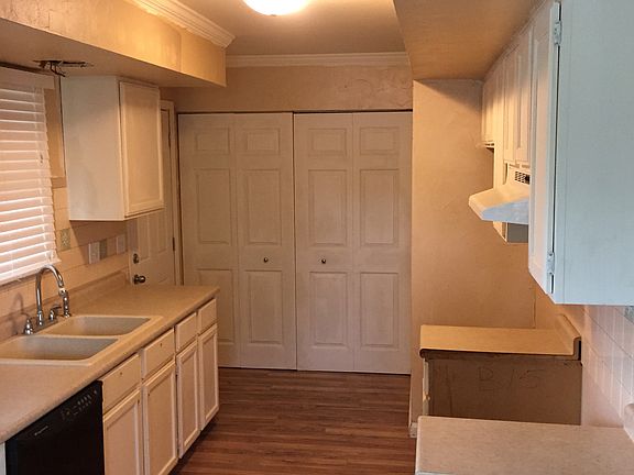 Kitchen & Laundry Room