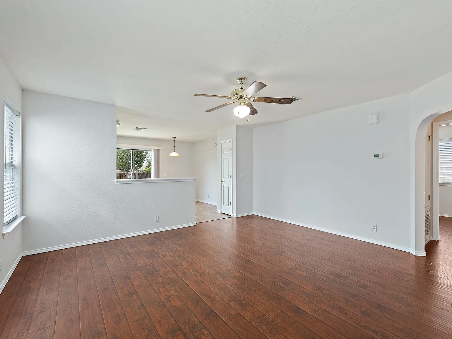 3 bed, 2.0 bath, 1058 sqft, $1,695 — Photo 3