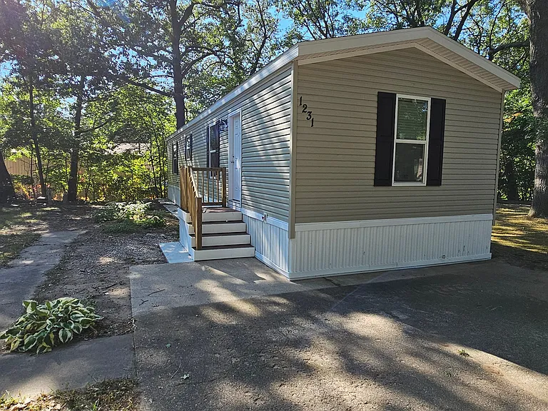 Norton Shores — Photo 8