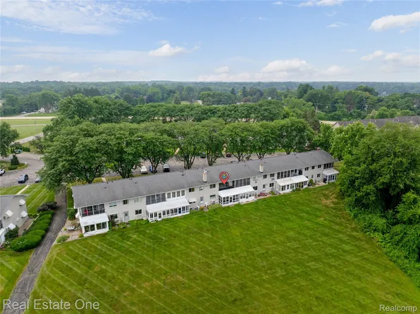 5980 Alan Dr APT 6, Brighton, MI 48116