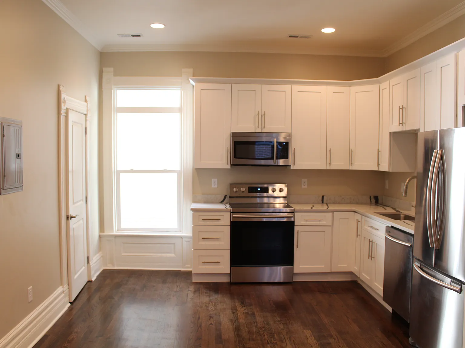 1547 N High St — Photo 2