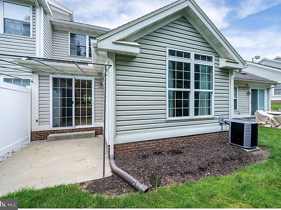 3rd image of 524 Oak Hill Ln
