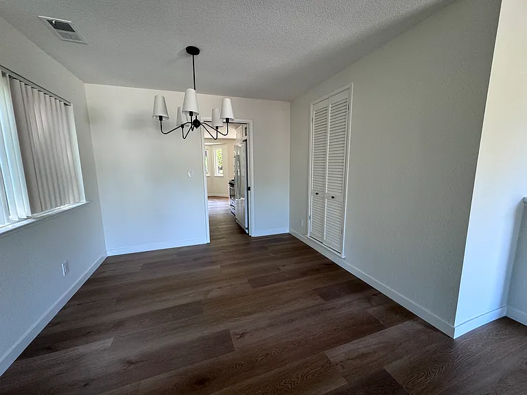 953 Center Ct — Photo 6
