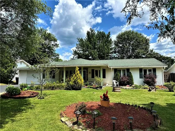 411 Sussex Dr, Cranberry Township, PA 16066