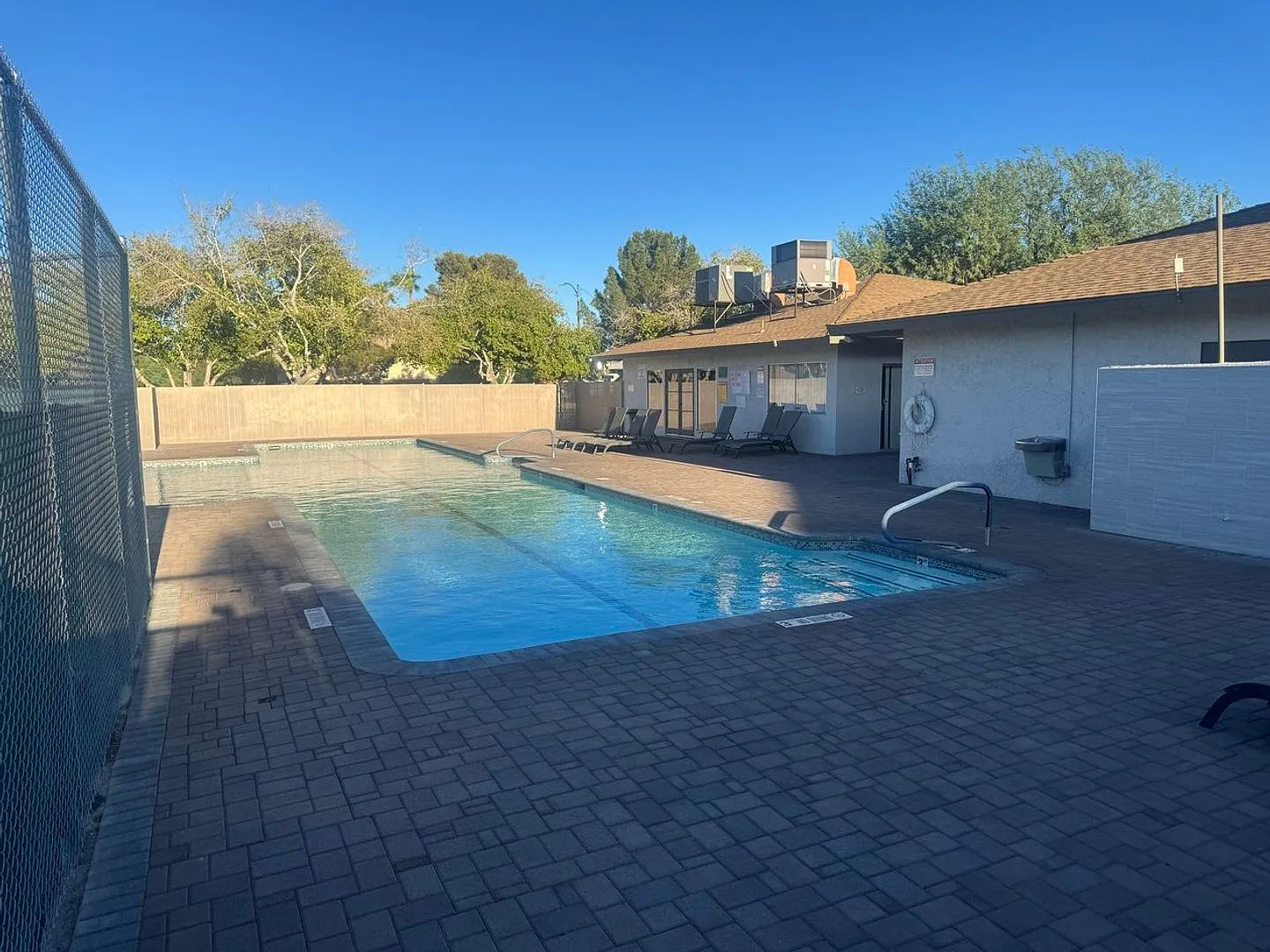 University Crest Two Bedroom Condo! Owner pays HOA dues. One Car Carport. Community Pool — Photo 2