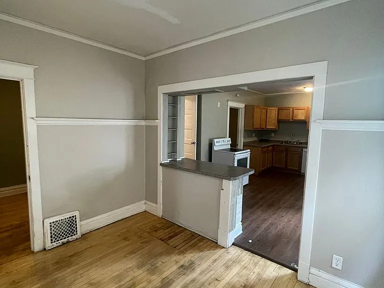 2214 W 3rd St — Photo 9