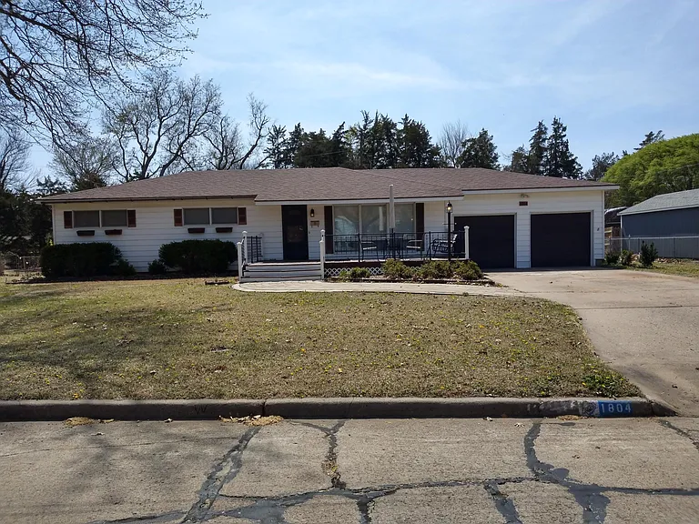 1804 E Woodland Rd — Photo 1