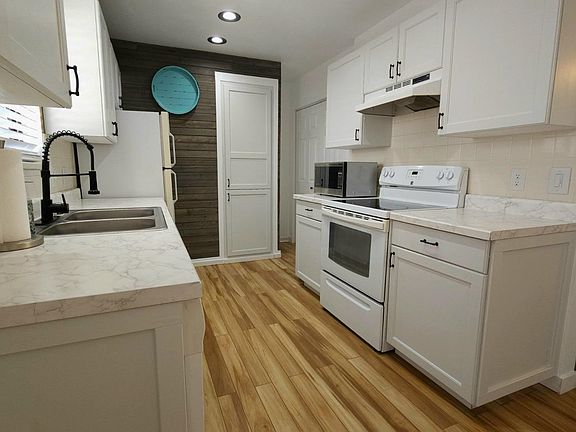 3rd image of 254 E Lynwood St