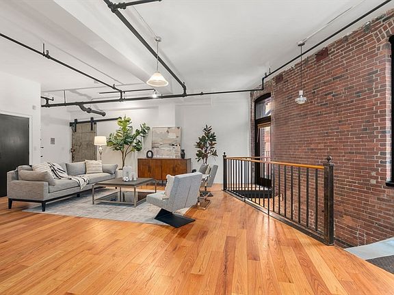 2nd image of 13-19 Stanhope St #2B