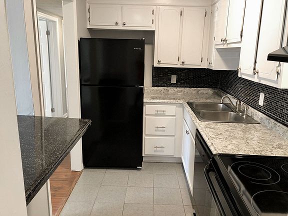 2nd image of 1520 Milner Cres #K