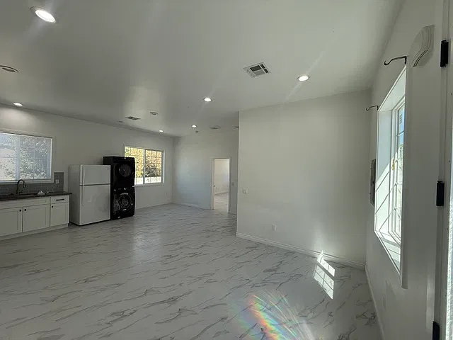 2 bed, 1000 sqft, $2,990 — Photo 3