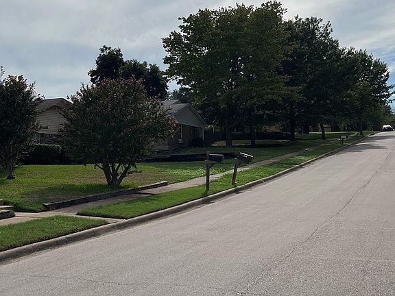 4th image of 1510 Frio Ln