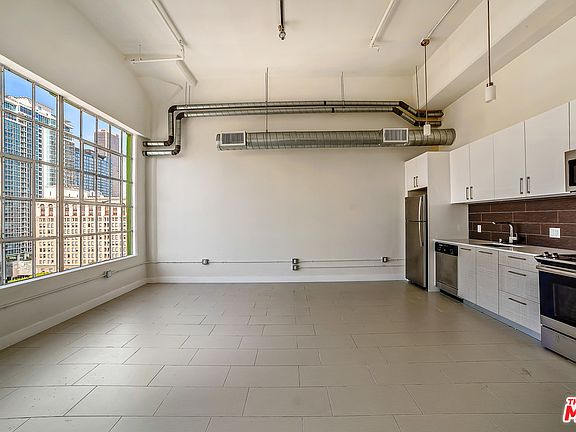 5th image of 939 S Broadway #3