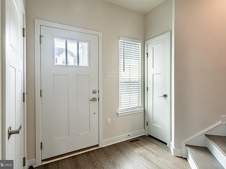208 Chase Dr — Photo 4