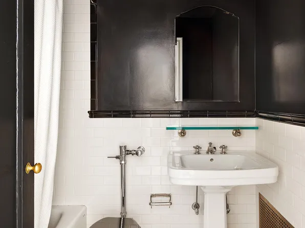 302 West 12th Street image 9 of 13