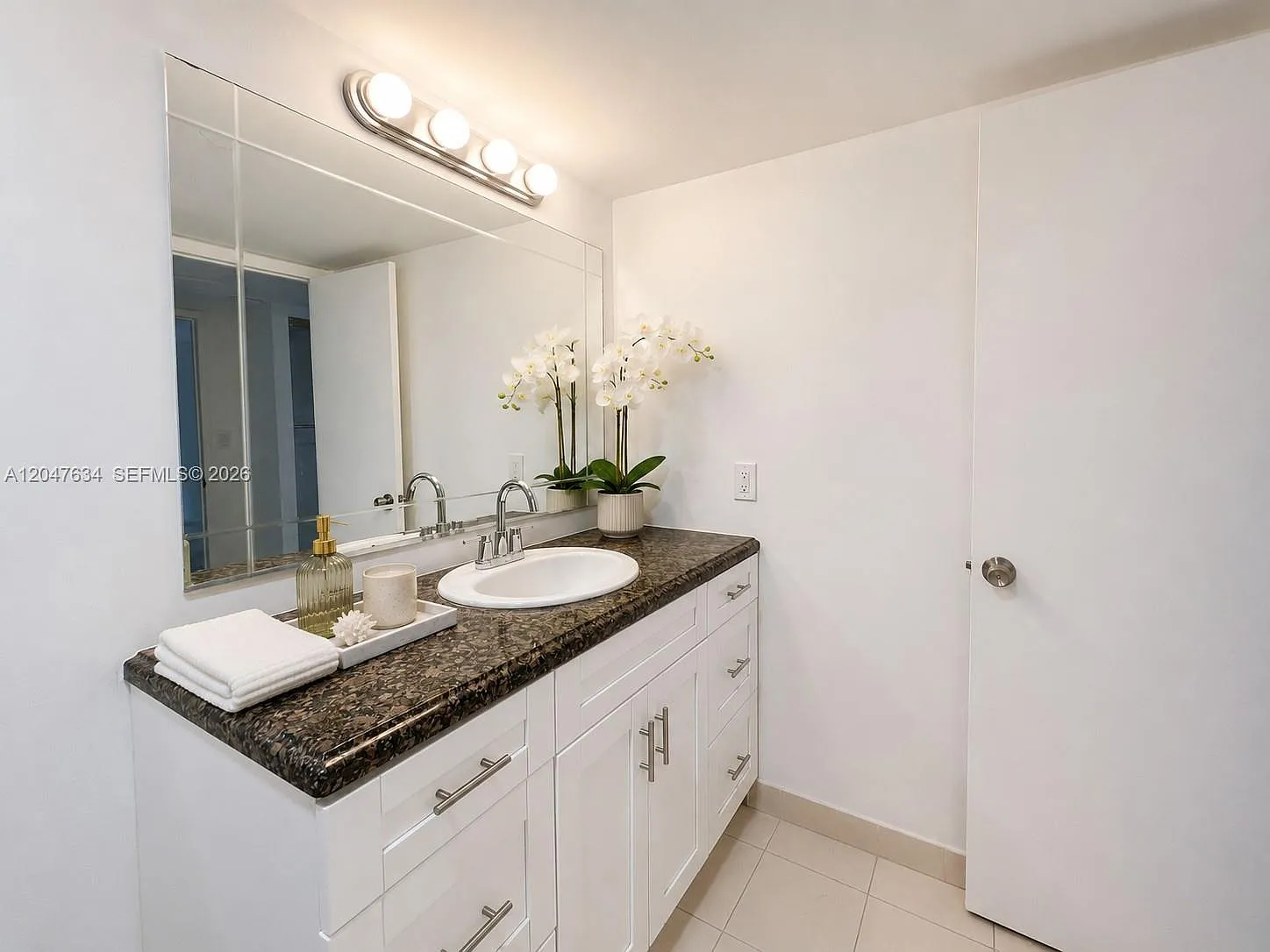 Admirals Port Condo West — Photo 4