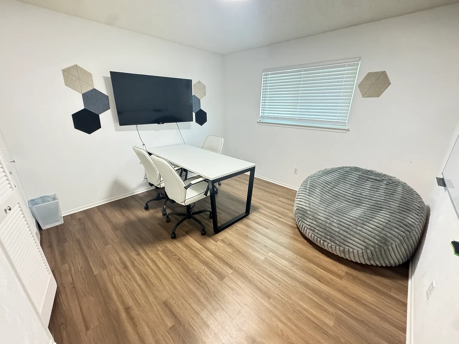 4 bed, 2.5 bath, 2343 sqft, $7,850 — Photo 4