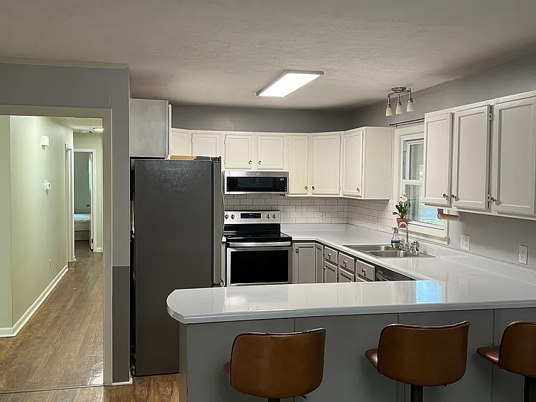 1605 Crest Dr — Photo 4