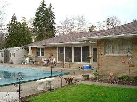 2nd image of 2815 E Roseland Ave