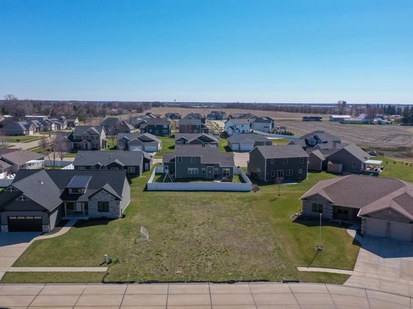 751 Muirfield Cir, Eldridge, IA 52748