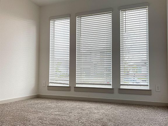 3rd image of 6814 Bradford Terrace Rd