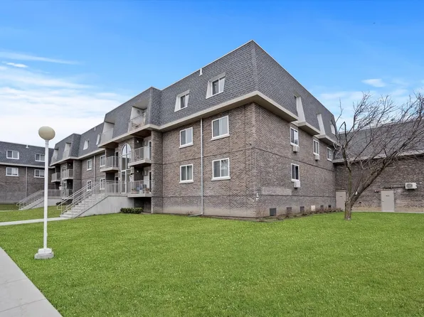 828 McIntosh Ct APT 204, Prospect Heights, IL 60070