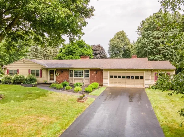33 Larchwood Dr, Pittsford, NY 14534