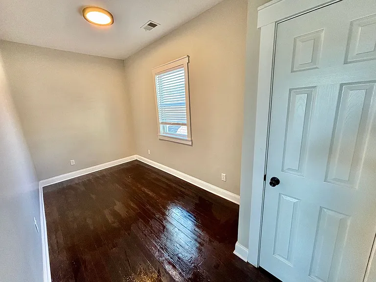 513 E Ormsby Ave — Photo 6