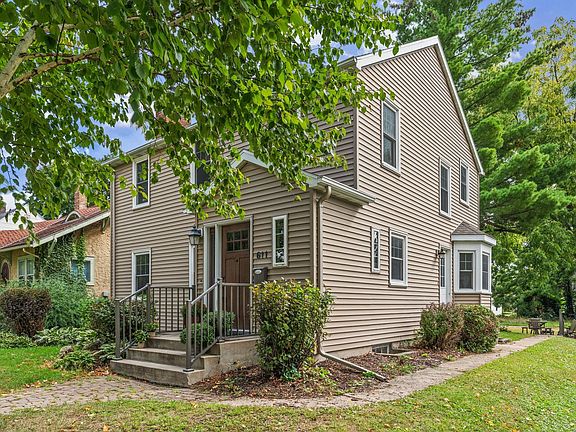 2nd image of 611 2nd St NE