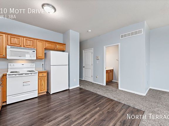 3rd image of 210 Mott Dr