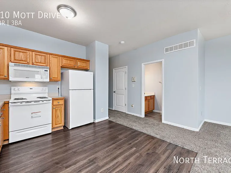 210 Mott Dr — Photo 3